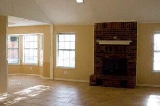 1326 Prairie Wind Blvd in Stephenville, TX - Foto de edificio - Building Photo