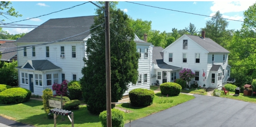 45 Main St in Charlton, MA - Foto de edificio