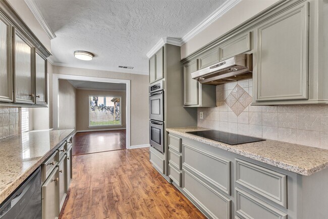 8318 Amurwood Dr in Tomball, TX - Foto de edificio - Building Photo