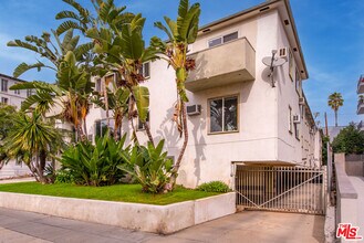 1208 N Crescent Heights Blvd in West Hollywood, CA - Building Photo - Building Photo