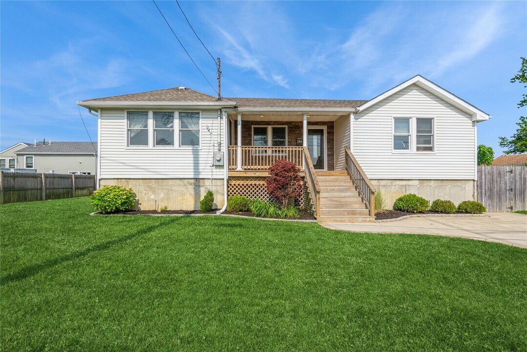2594 Riverside Ave in Seaford, NY - Building Photo