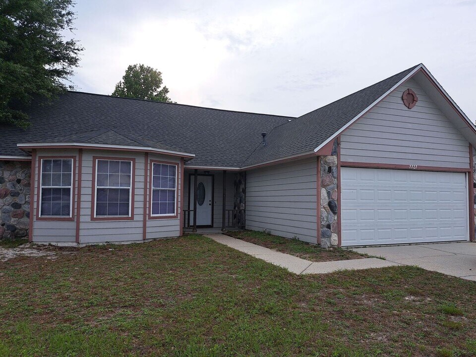 7727 Betty Louise Dr in Panama City, FL - Building Photo