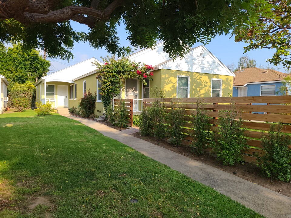 8377 Dunbarton Ave in Los Angeles, CA - Building Photo