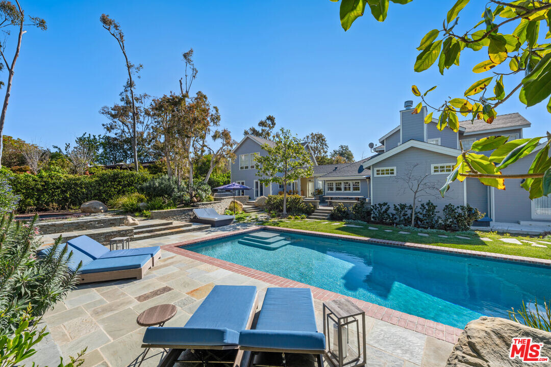 6743 Fernhill Dr in Malibu, CA - Foto de edificio