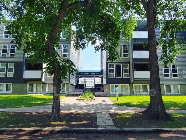 9329 104 Ave NW in Edmonton, AB - Building Photo - Building Photo