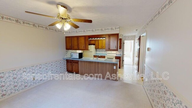30 Persimmon Ln in Asheville, NC - Building Photo - Building Photo