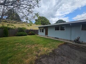 2530 SE 170th Ave, Unit 4 in Portland, OR - Building Photo - Building Photo
