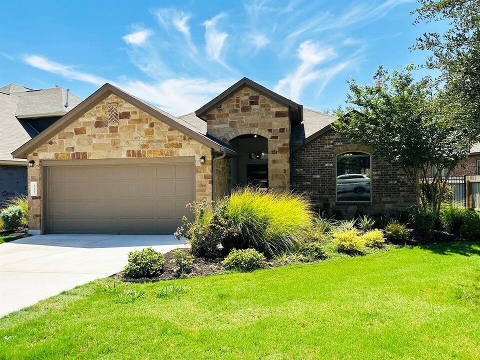 112 Groesbeck Ln in Leander, TX - Building Photo