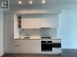 8-608 Wellesley St W in Toronto, ON - Building Photo - Building Photo