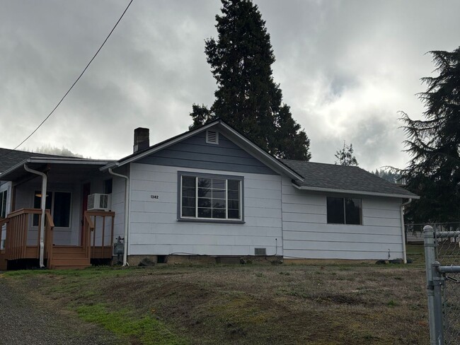 1342 Locust St in Oakland, OR - Building Photo - Building Photo