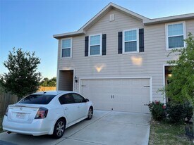 112 Blue Crest Ln in Brookshire, TX - Building Photo