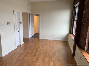 180 Bemis Rd, Unit 1 in Fitchburg, MA - Foto de edificio - Building Photo