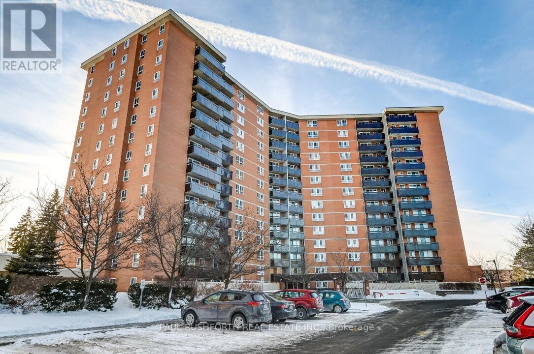 2000-2000 Jasmine Crescent in Ottawa, ON - Building Photo