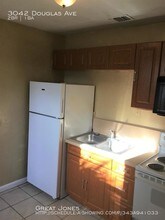 3042 Douglas Ave in Ft. Myers, FL - Foto de edificio - Building Photo