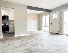 66 Oval Rd in Irvine, CA - Building Photo - Building Photo