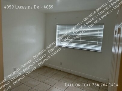 4059 Lakeside Dr in Tamarac, FL - Foto de edificio