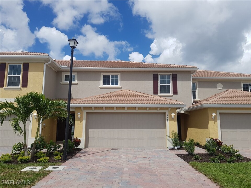 3741 Crofton Court in Ft. Myers, FL - Foto de edificio