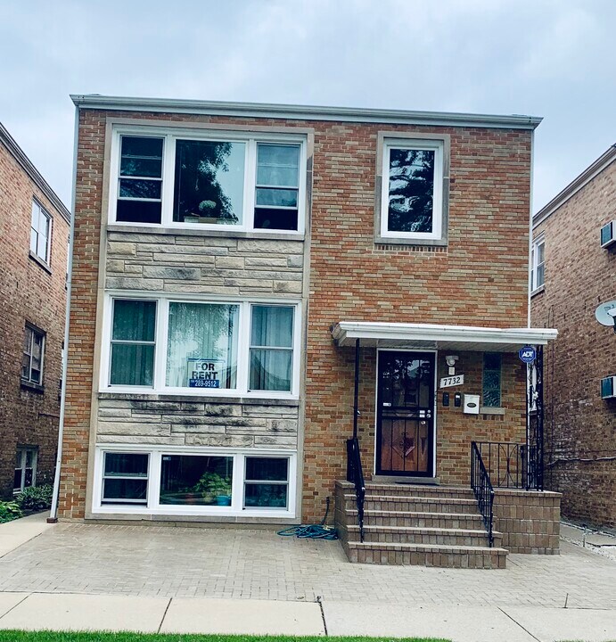 7732 W Addison St in Chicago, IL - Building Photo