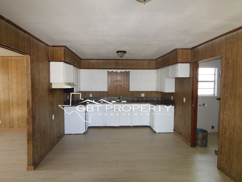 2010 Soliz St in Alice, TX - Building Photo