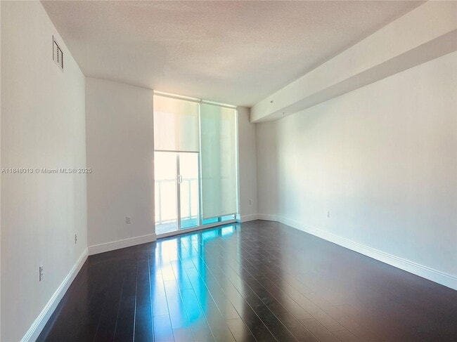 1900 N Bayshore Dr in Miami, FL - Building Photo - Building Photo