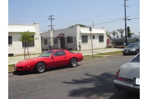 1015 E 73rd St in Los Angeles, CA - Building Photo