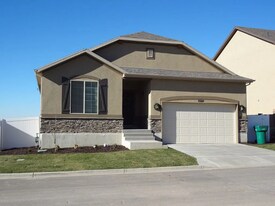 3327 Falcon Way in Layton, UT - Building Photo