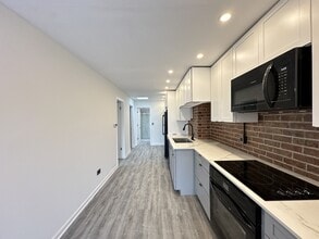 5947 W Montrose Ave, Unit A01C in Chicago, IL - Foto de edificio - Building Photo