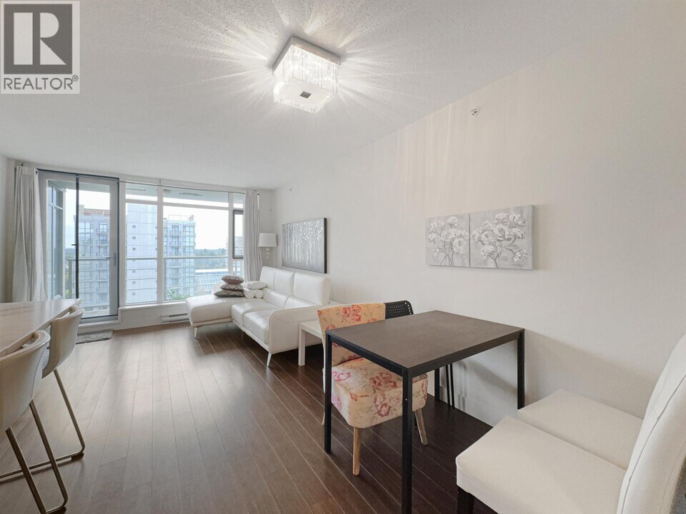 8068 Westminster Hwy in Richmond, BC - Building Photo