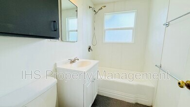 2104 Lee Blvd in Richland, WA - Building Photo - Building Photo