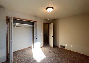 3604 W 93rd St in Sioux Falls, SD - Building Photo - Building Photo