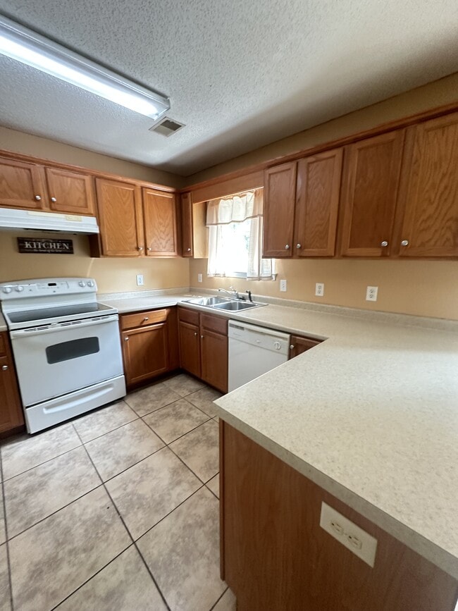 110 W Tahoe Dr in Savannah, GA - Building Photo - Building Photo