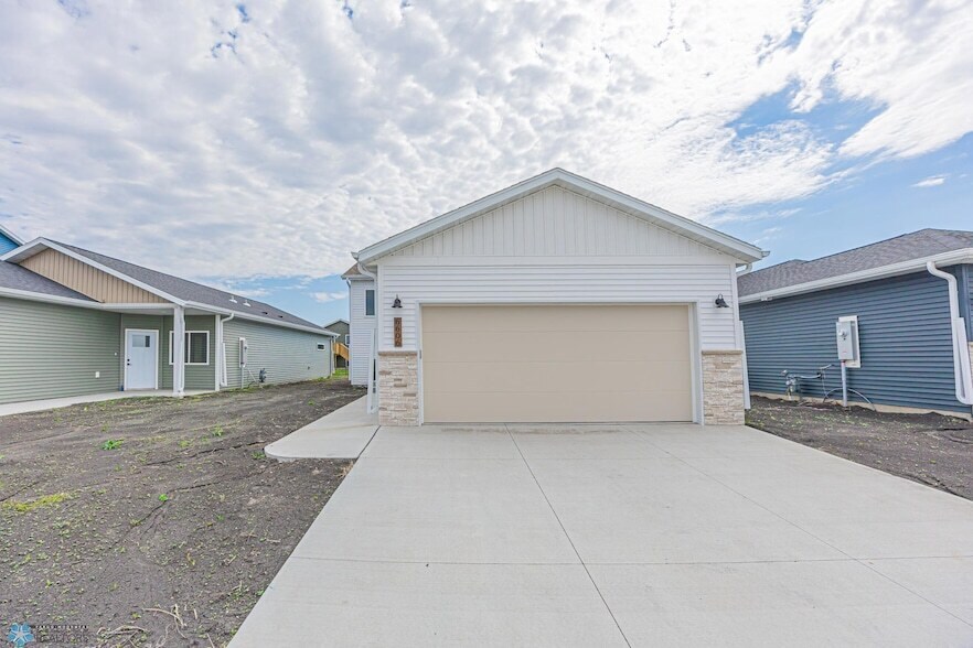 6747 66th Ave S in Horace, ND - Building Photo