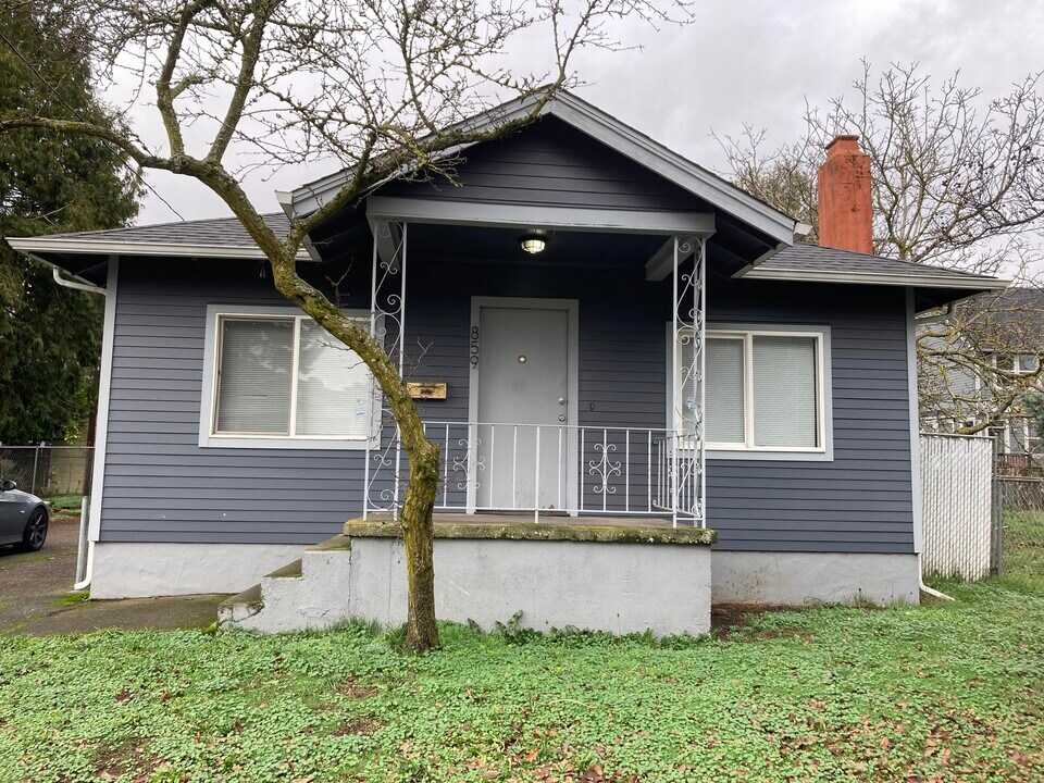 859 NE Killingsworth St in Portland, OR - Building Photo