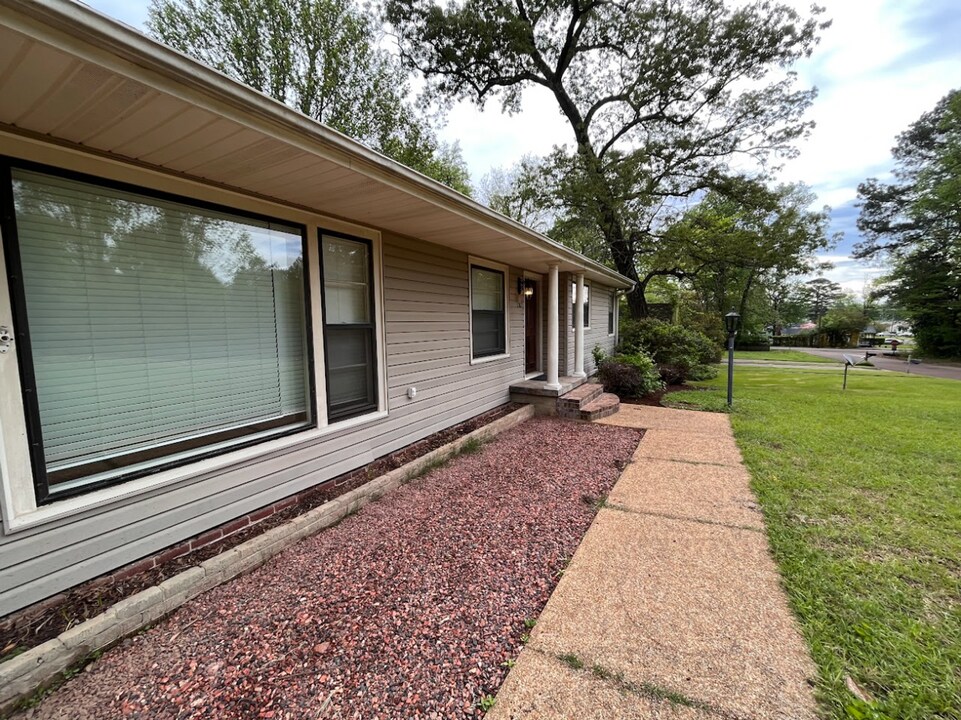 1207 Southdown Pkwy in Columbus, MS - Building Photo