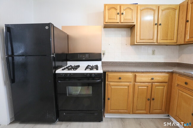 1 Camelot Dr in Bloomfield, CT - Building Photo - Building Photo