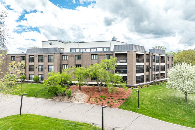 3412 Oak Ridge Rd in Hopkins, MN - Foto de edificio - Building Photo
