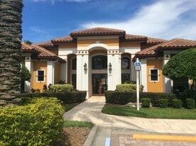 8351 38th Street Cir E, Unit 305 in Sarasota, FL - Building Photo