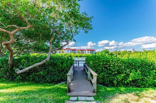 4550 Overlook Dr NE, Unit 000 in St. Petersburg, FL - Building Photo - Building Photo