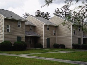 Wedgewood Arms Apartments in Greenville, NC - Building Photo - Building Photo