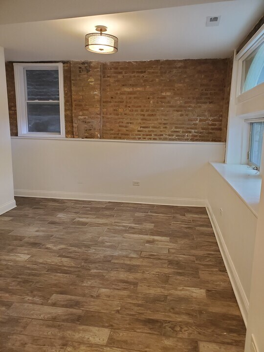 800 S Bishop St, Unit garden in Chicago, IL - Building Photo