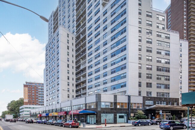 Silver Towers in Kew Gardens, NY - Building Photo - Building Photo