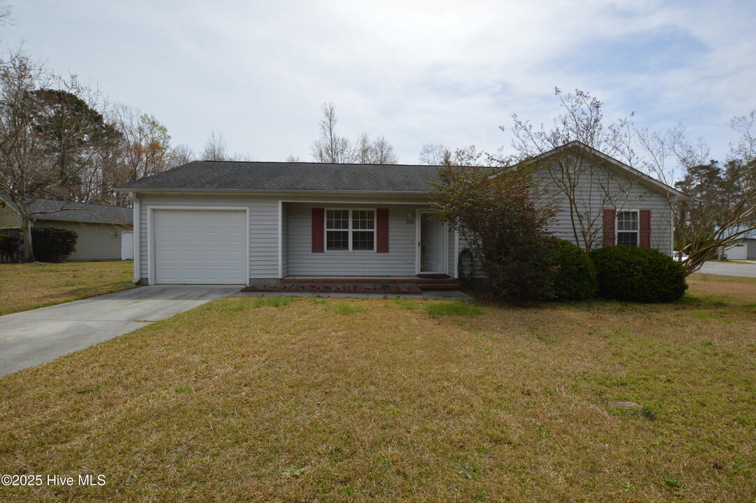 260 S Creek Dr in Jacksonville, NC - Building Photo