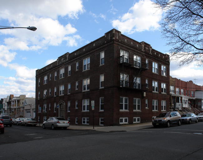 106 W 53rd Street in Bayonne, NJ - Foto de edificio - Building Photo