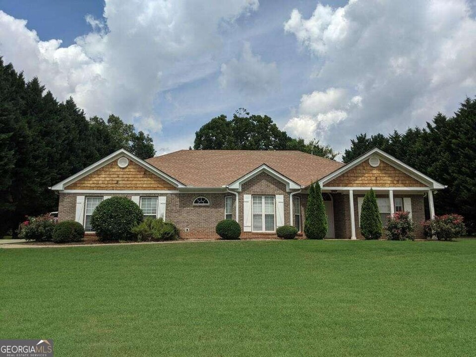 4940 Planters Way in Flowery Branch, GA - Foto de edificio