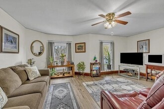 307 Pleasant St, Unit Upper in Mukwonago, WI - Foto de edificio - Building Photo