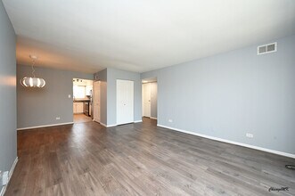 9360 Bay Colony Dr in Des Plaines, IL - Building Photo - Building Photo