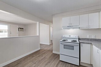 MacKenzie Manor in Regina, SK - Building Photo - Building Photo