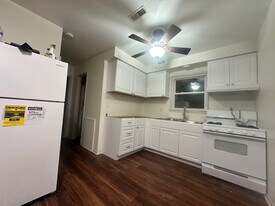 223-223 S Rosemary Ave in Lansing, MI - Building Photo