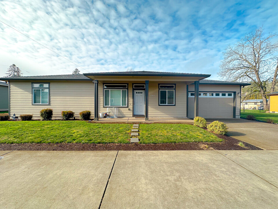 1243 6th St NW in Salem, OR - Building Photo