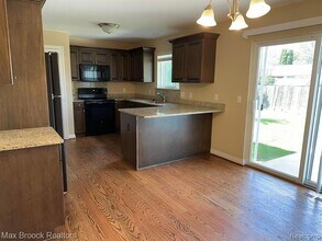 1049 Birchwood Ave in Troy, MI - Building Photo - Building Photo